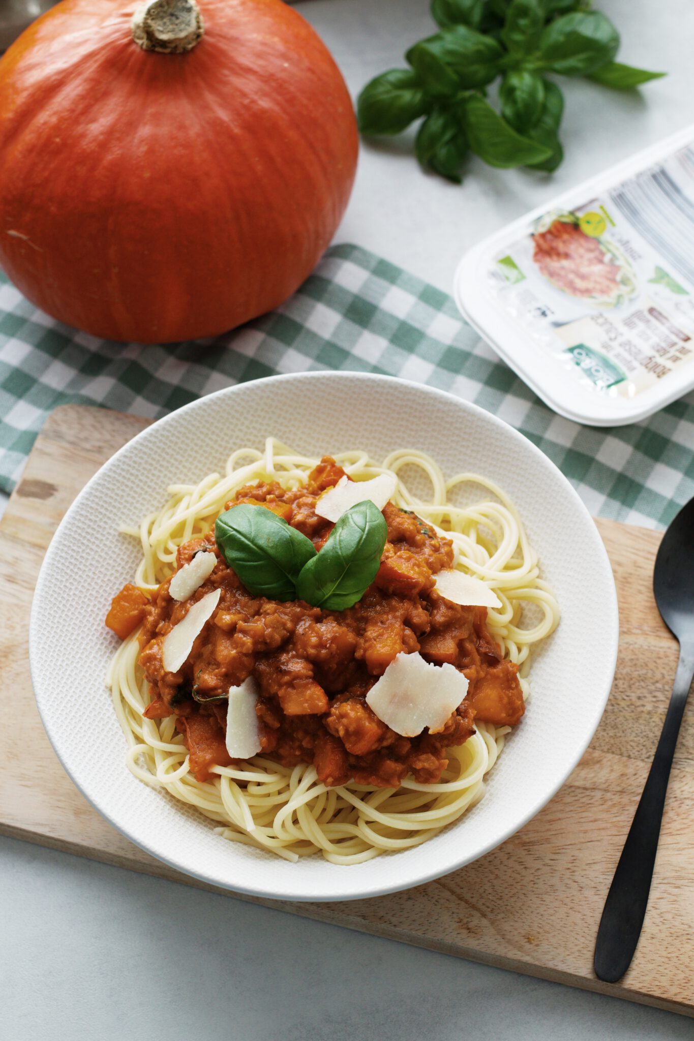 Vegane Kürbis-Bolognese: Rezept für die 15-Minuten Küche